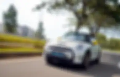 Nekat Adang Bus Transjakarta, Emak-emak Pengendara Mini Cooper yang Ngamuk Ini Viral hingga Bikin Netizen Geram
