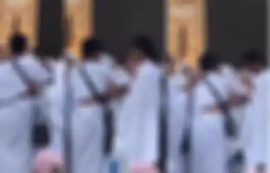 Peluk Erat Endang Mulyana, Tangis Lesti Kejora Pecah saat di Depan Kabah