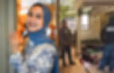 Sujud Syukur Rumahnya Tak Jadi Dikosongkan, Wanda Hamidah Tetap Gugat Wali Kota Jakarta Pusat