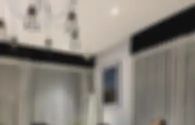 Gisel Unggah Foto Duduk di Sofa, Netizen Auto Salfok: Ngeliat Gorden Jadi Ingat Sesuatu