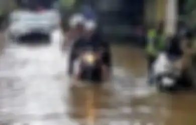 Tips Hidup Aman Berkendara saat Hujan, Lengkap dengan Hal-hal yang Dapat Dilakukan Sebelum Melakukan Perjalanan