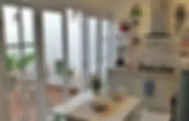 Teman-teman Reuni Maksa Kumpul Lagi, Desain Ruang Makan dan Dapur Jadi Satu Bikin Kudapan Kian Nikmat, Ini 6 Foto Buktinya