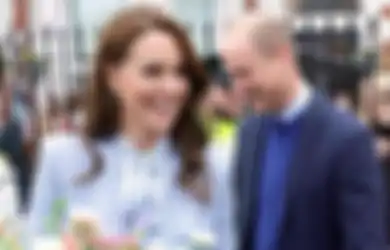 Berkunjung ke Irlandia Utara, Kate Middleton Tampil Manis dengan Coat Biru Muda