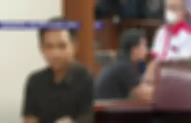 HARU! Bharada E Berlutut Mohon Ampun Pada Orang Tua Brigadir J Sebelum Sidang, Begini Potretnya