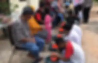 9 Pelajar Dihukum Polisi dengan Cuci Kaki Orangtua Usai Ketahuan Bolos Sekolah & Pesta Miras
