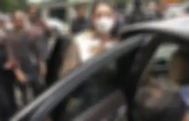 Tangis Ibu Pecah Tahu Anaknya Dicap Mandul, Dewi Perssik Bakal Jebloskan Pelaku ke Penjara: Saya Bukan Germo!