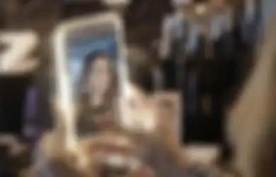 9 Cara Foto Selfie yang Bagus Pakai Kamera HP Hingga DSLR, Mudah Kok!
