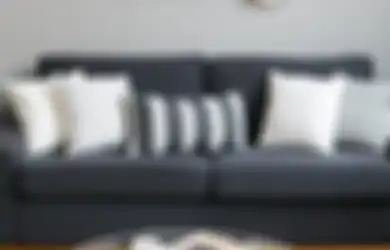 Hias Sofa Abu-Abu Gelap di Rumah Anda dengan Ide Dekorasi Berikut!