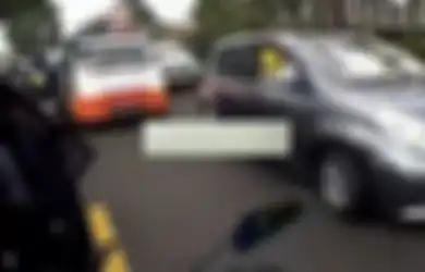 Foto Cekcok Ibu-Ibu Pemobil Halangi Ambulans, Ternyata Milik Partai Ini