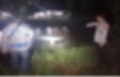 Ogah Dicium Truk Tangki Malam-malam, Foto Mobil Mahasiswa Berenang di Kali Jadi Aib