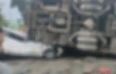 Masih Ada Hikmahnya, Foto Mobil Sejuta Umat Ditindih Bus Oleng Sampai Gepeng, Syukurlah Sopir Keluar dalam Kondisi Begini