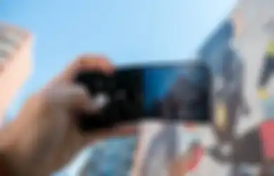 Nonton dan Ngonten Seru Jadi Alasan Terbaik Kenapa Orang Suka Pakai Smartphone Lipat