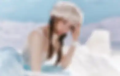 Pesona Bak Model, Huh Yun-jin LE SSERAFIM di Cover Cosmopolitan Korea