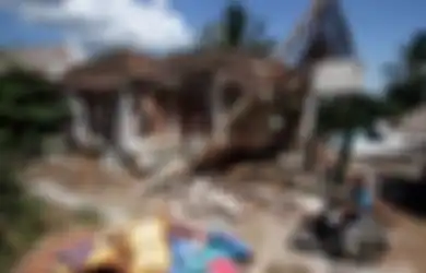 Rumah Hancur Akibat Gempa, Warga Cianjur Bermalam di Tenda Darurat Bersama Sejumlah Mayat