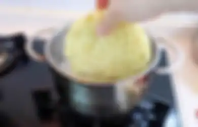 Demi Konten Rela Gadaikan Nyawa! Pria Ini Nekat Makan Mi Instan Campur Deterjen, Begini Reaksinya