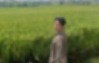 Rich Brian Unggah Foto Pake Batik di Sawah, Netizen: Main Layangan Enak Tuh