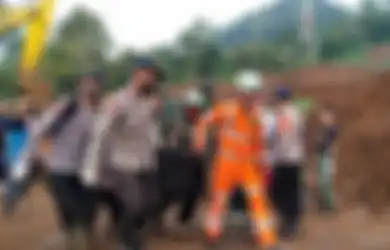 Pilunya Korban Gempa Cianjur Harus Tidur dengan Belasan Mayat dalam Satu Tenda, Bahu Membahu Memakamkan dengan Cara Seadanya