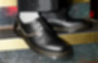 Swarovski x Doctor Martens Hadirkan Dua Boot Bertabur Kristal!