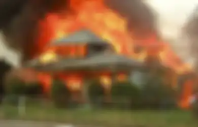 Nekat Isi Daya Ponsel Sambil Digunakan, Rumah Pasutri di Pasuruan Meledak hingga Renggut Nyawa si Pemilik Rumah, Begini Faktanya