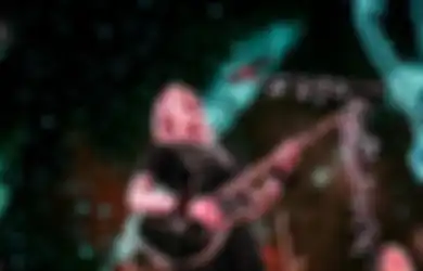 Phoebe Bridgers Tampil Mengejutkan Para Penggemar di Konser Tur The 1975 !
