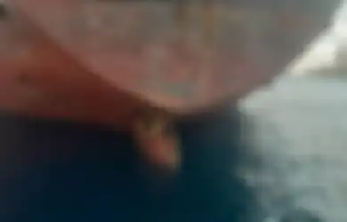 NEKAT! 11 Hari Bertahan di Daun Kemudi Kapal Tanker, 3 Penumpang Gelap Ini Langsung Dilarikan ke Rumah Sakit