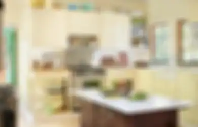 Wajah Bangga Pemilik Rumah, Desain Dapur Kecil Terasa Teduh Berkat Warna Dekorasi Tak Biasa, Foto Hasilnya Ditiru