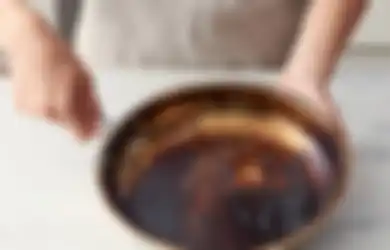 3 Cara Mengatasi Wajan Gosong Tanpa Perlu Pakai Spons Kawat, Emak-emak Wajib Cobain!