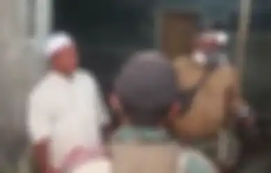 Tak Peduli Nyawa Melayang? Pria Berpeci Putih Ini Bentak Petugas saat Hendak Dievakuasi: Ini Urusan Saya!