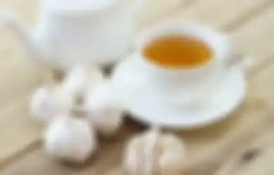 Berkhasiat, Ini 5 Manfaat Teh Bawang Putih yang Enggak Kita Sangka!