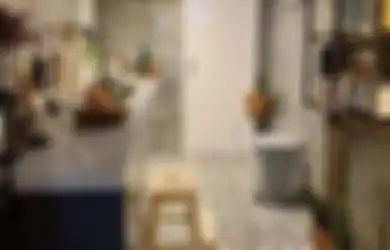 Sekalipun Foto Interiornya Cantik, Ini Risiko Bila Posisi Dapur Tetap Berada Dekat Kamar Mandi