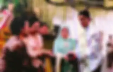 Sehari Lagi Nikahkan Adiknya dengan Kaesang Pangarep, Allen Gudono Lempar Ayam Usai Siraman Erina Gudono