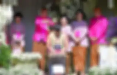 Kebaya Perpaduan Pink dan Hijau Membalut Tubuhnya, Penampilan Selvi Ananda Istri Gibran di Prosesi Siraman Kaesang Sukses Curi Perhatian, Intip Potret Mantu Jokowi yang Anggun