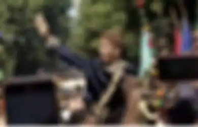 Deretan Foto Aksi Jokowi Saat Kirab Kaesang Pangarep dan Erina Gudono, Warga Sampai Rela Lakukan Ini