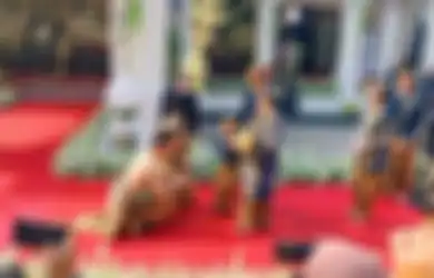 Neneknya Sebar Udik-udik di Acara Ngunduh Mantu Erina Gudono, Jan Ethes Kepergok Punguti Uang Logam yang Dilempar Iriana Jokowi, Kaesang Pangarep: Jangan!