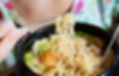 Bahaya Makan Mie Instan saat Lapar di Malam Hari, Benarkah Picu Asam Lambung Naik? Begini Penjelasan Dokter 