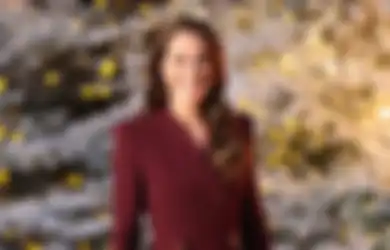 Mengintip Pesona Kate Middleton Kenakan Coat Dress Merah Marun
