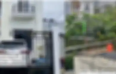 Luasnya Lebih Kecil dari Mobil Fortuner, Desain Rumah Sempit di Tengah Jakarta Ramai Dibahas, Foto Tampilannya Bikin Terkejut