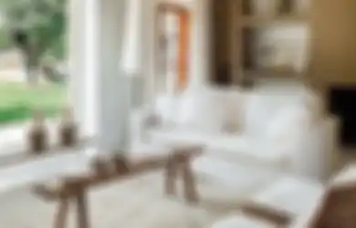 Ingin Meletakkan Bangku Sebagai Meja Kopi di Rumah? Jadi Estetik Banget, Intip Inspirasi Posisi Bangku yang Jarang Dicoba!
