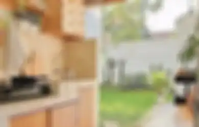 Ini Alasan Kenapa Foto Desain Dapur Mungil yang Diunggah Selalu Ada di Belakang Rumah