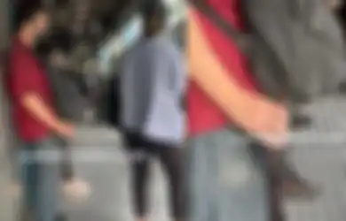 EDAN! Pria Mesum Rekam Bokong Wanita di Halte Bus, Netizen Justru Salahkan Korban: Kucing Dikasih Ikan Gak Nolak
