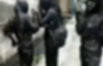 Malunya Gak Ketulungan, Ini Foto Penampakan 3 ABG Berhijab Nyemplung ke Got Hitam Pekat, Penyebabnya Sepele
