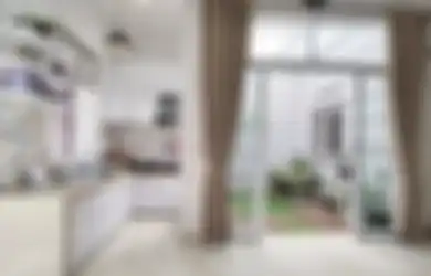 Ganti Warna Dekorasi, Foto Interior Dapur Kecil Terbukti Lebih Lapang