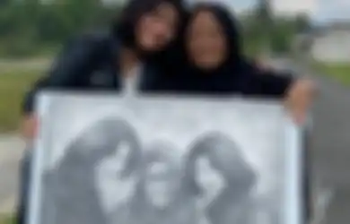 Amel Amilia Pakai Baju Serba Hitam, Tangis Gadis 'Kembaran' Nike Ardilla Pecah di Pemakaman Nining Ningsihrat, Ini Potretnya