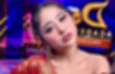 Tak Trauma 3 Kali Cerai, Dewi Perssik Pamer Cincin Lamaran Siap Akhiri Masa Janda: Kemarin Ada Cowok yang ke Rumah