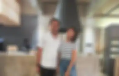 Jangan Syok Pas Liat Harga Baju Ayu Dewi di Dapur, Busana Lengan Panjang Ini Ternyata Dipakai Cuma Buat Masak