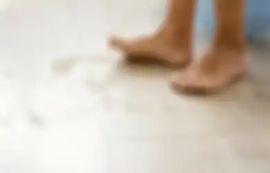 Cara Bersihkan Lantai Kamar Mandi Licin Akibat Lumut, Siapkan Sabun Cuci Piring dan Air Mendidih!