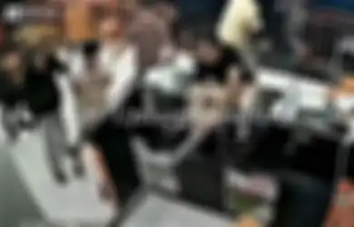 Video Viral Ojol Dikeroyok Pemuda di Tamansari, Dipukuli Pakai Kayu!