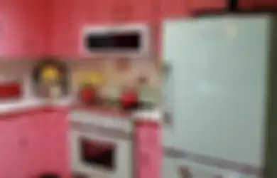 Cara Memakai Warna Pink di Dapur Mungil, Potret Hasilnya Anti Norak