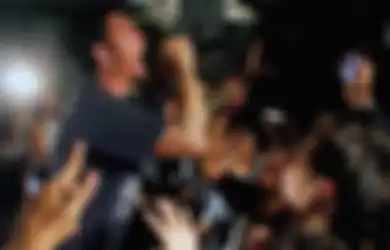 Fenomena Penonton Gigs Lokal Naik ke Panggung: Norak Apa Maklum?