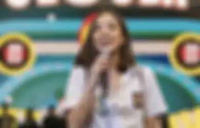 Gisel Pamer Foto Pakai Seragam SMA, Kancing Bajunya Bikin Salfok